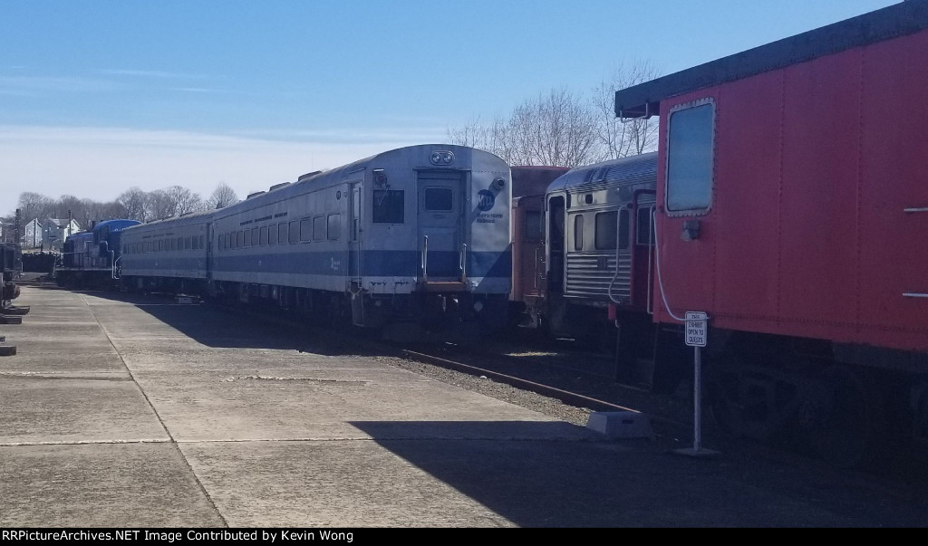 Metro-North ACMU 1171 & Canadian National caboose 79462